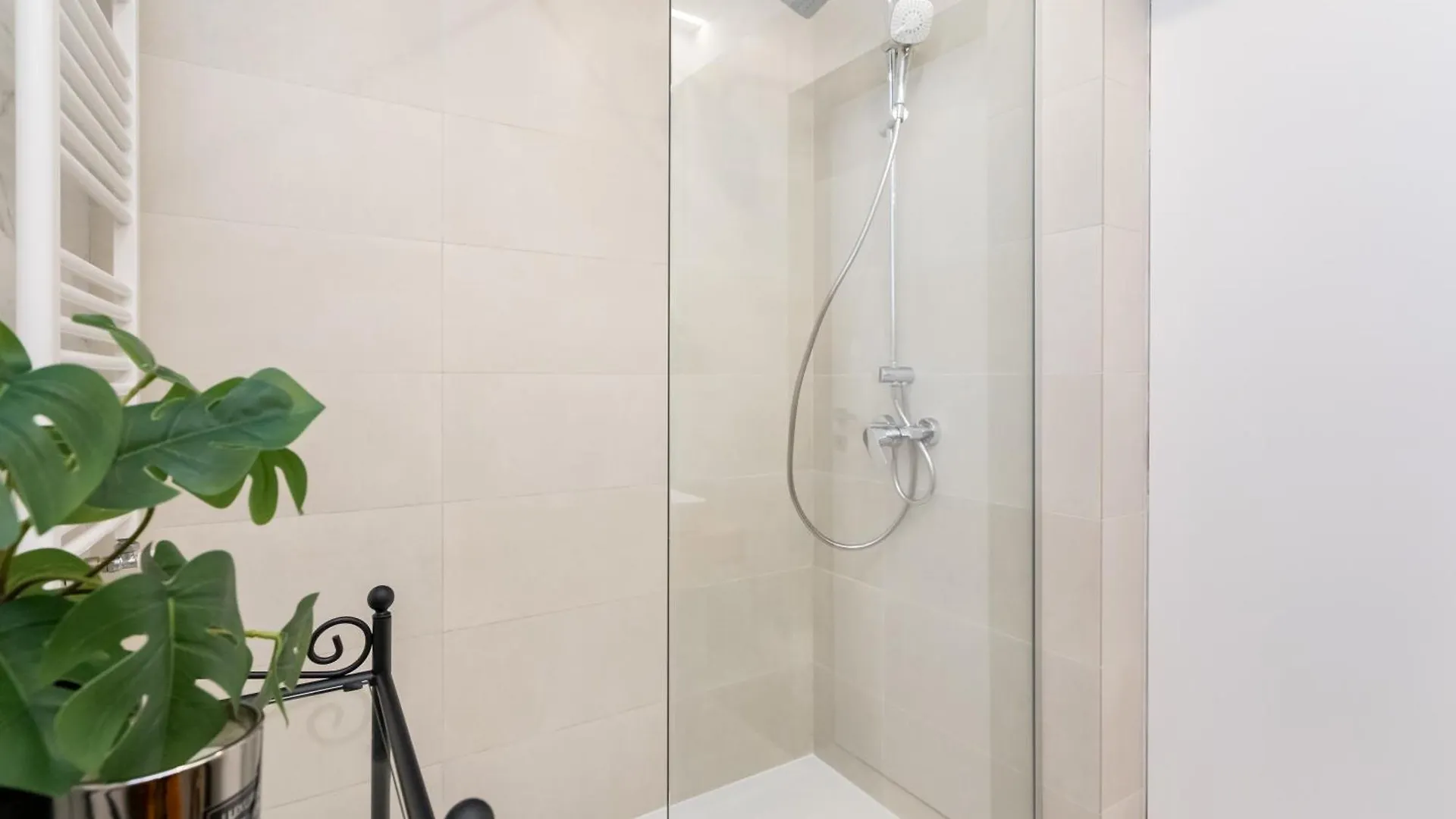 Apartment Mediteranian 1Br In Nusco City Bucharest Romania